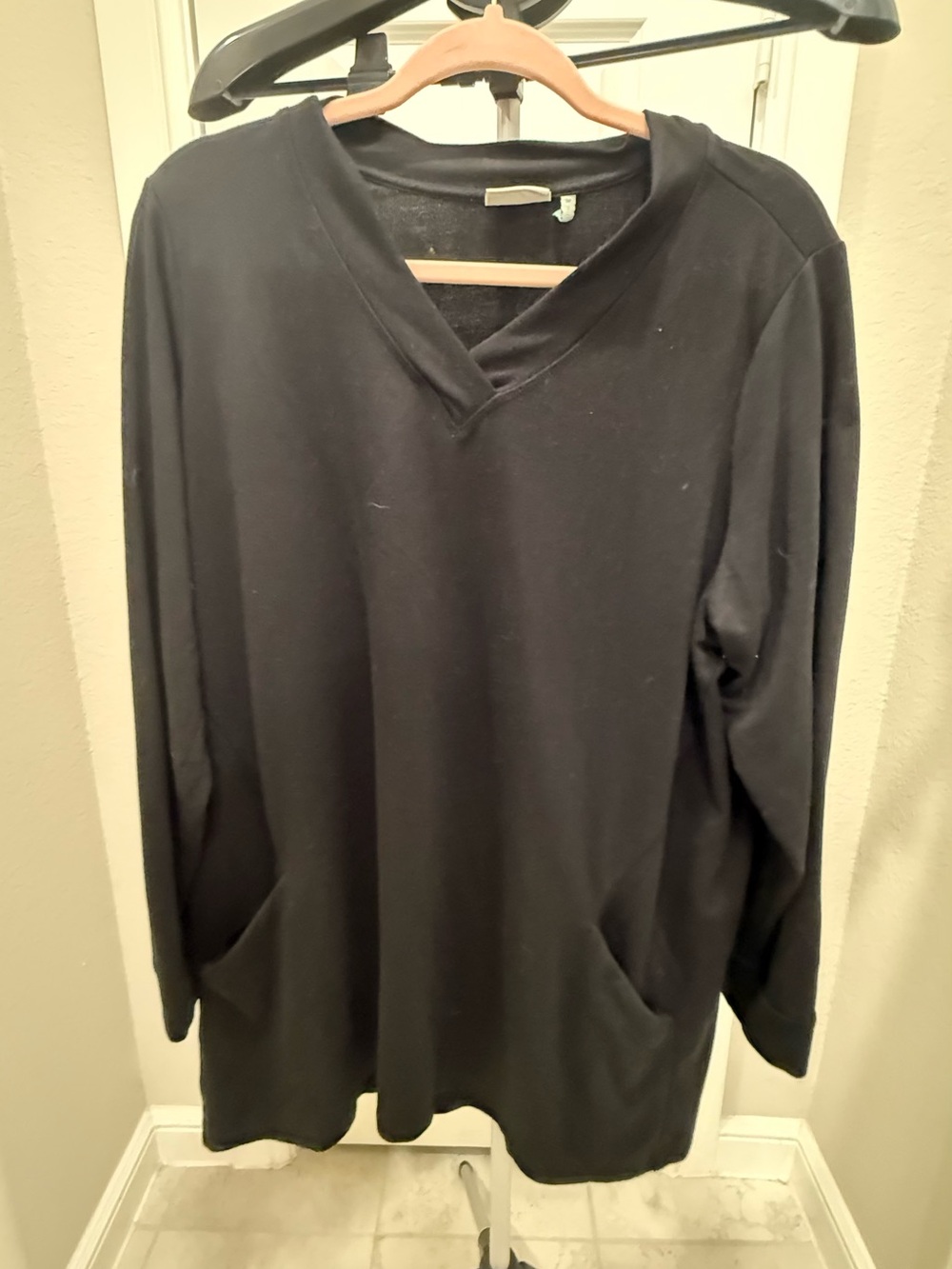 LOGO by Lori Goldstein Black V-Neck Long Sleeve Sweatshirt